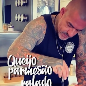 Encerre o prato com um pouco de queijo parmesão ralado