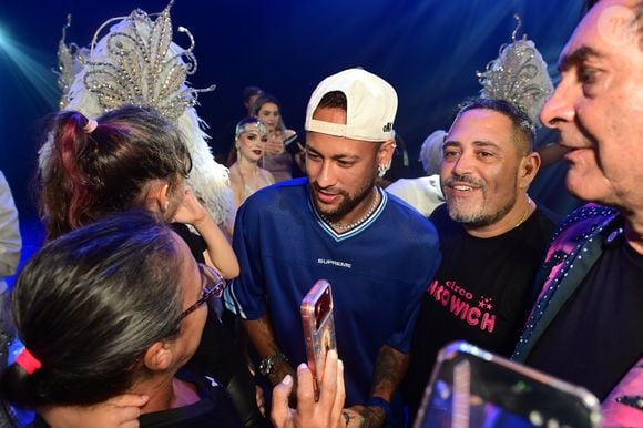 Neymar atende fãs no circo que fechou após espetáculo