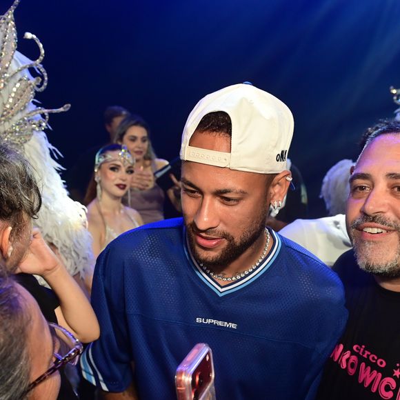 Neymar atende fãs no circo que fechou após espetáculo