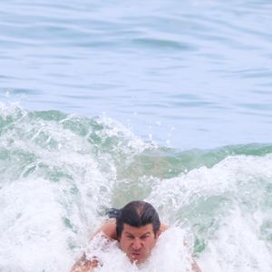 Aos 63 anos, o cantor mostrou descontração longe dos palcos e chegou a “pegar jacaré” no mar, segundo flagra