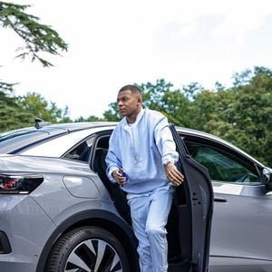 Ferraris, BMW, Audi, Mercedes-Benz e Volkswagen fazem parte da coleção de carros de luxo associada a Mbappé