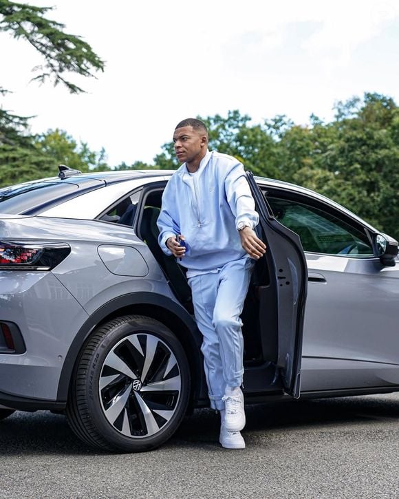 Ferraris, BMW, Audi, Mercedes-Benz e Volkswagen fazem parte da coleção de carros de luxo associada a Mbappé