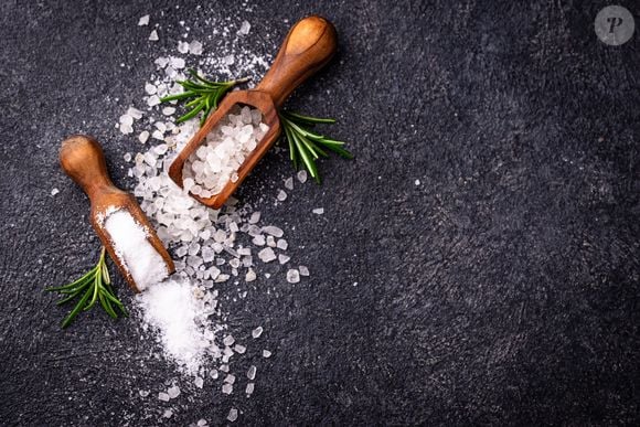 Sal grosso é muito eficiente para remover cargas negativas, mas também pode diminuir nossa energia vital quando usado em excesso