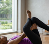 A postura reversa do pombo, também conhecida como postura do olho da agulha, é um exercício de yoga realizado deitada de barriga para cima que ajuda a trabalhar a mobilidade do quadril