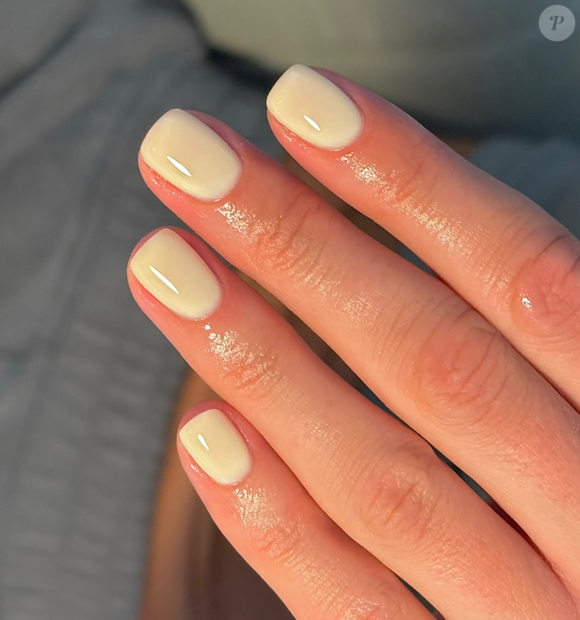 Unhas no tom amarelo manteiga para o Outono 2026: trazem suavidade e elegância às mãos, além de ser uma cor moderna e fora do comum das cores mais clássicas.