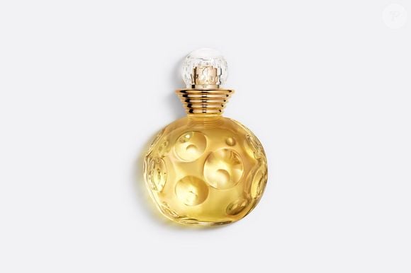 Dolce Vita, de Dior, lançado em 1994 e criado por Pierre Bourdon e Maurice Roger, é um desses! Com tom dourado e formato arredondado, parece um item de decoração ou uma obra de arte que só se encontra em museu