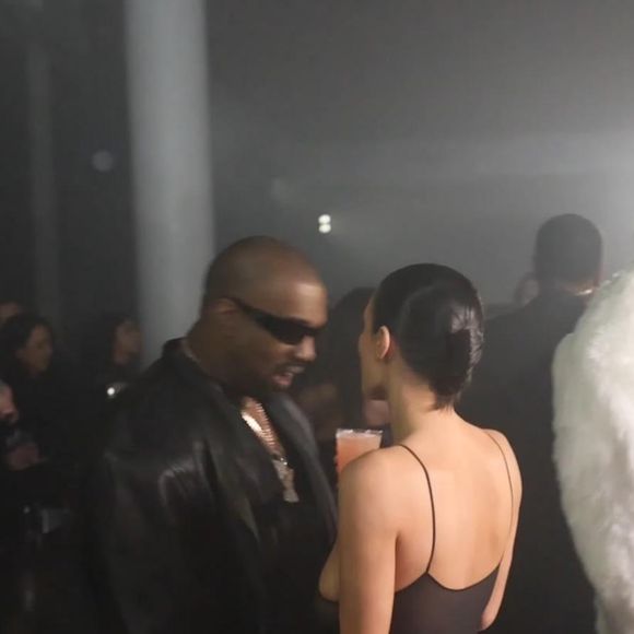 Bianca Censori escolhe um bodysuit cavado, transparente e preto para afterparty do Grammy.