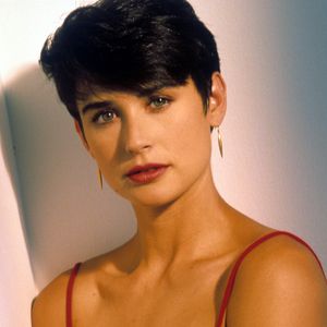 Com pêssego, damasco e rosa, Trésor construiu uma proposta ligada ao romantismo e aos momentos especiais desde sua criação, em 1990. Demi Moore, com cabelo curto e usando uma blusa de alças finas, por volta de 1990