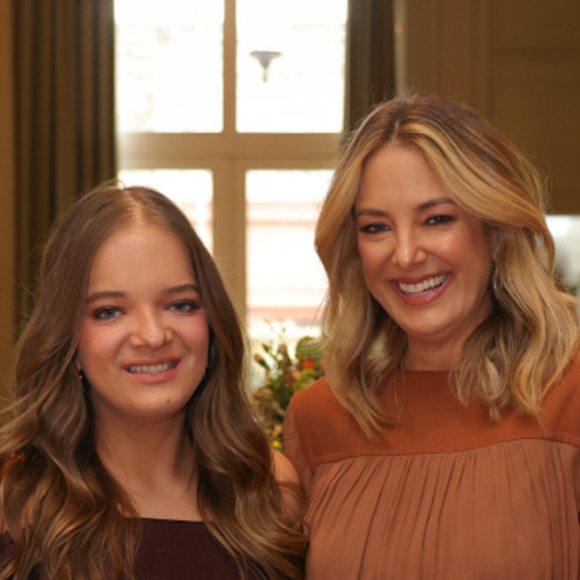 Marrom com mood boho: Rafaella Justus usa look monocromático e botas no aniversário de Ticiane Pinheiro