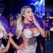 Andressa Urach aposta em decote explosivo e 2 litros de silicone ofuscam look cintilante ao curtir Carnaval em Salvador