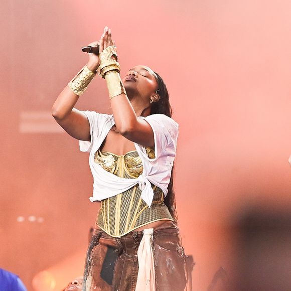 Iza, no entanto, foi acusada de não seguir suas próprias palavras