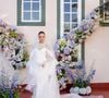 Para a celebração, Giovanna Lancellotti escolheu um vestido que mistura clássico e moderno