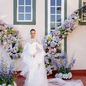 Para a celebração, Giovanna Lancellotti escolheu um vestido que mistura clássico e moderno