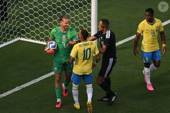Neymar x goleiro da Noruega em campo