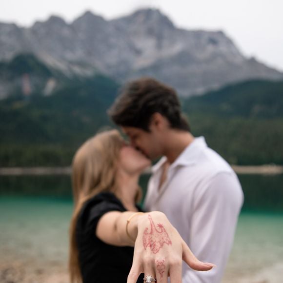 Luísa Sonza foi pedida em casamento por Luís Ribeirinho, cirurgião plástico português de 29 anos, durante uma viagem à Alemanha; o pedido aconteceu às margens do lago Eibsee, na Baviera, e a cantora exibiu o anel de noivado nas redes sociais