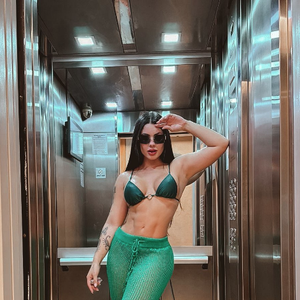 Não é raro ver Rayane Figliuzzi usando calças com a parte de cima do biquíni em fotos