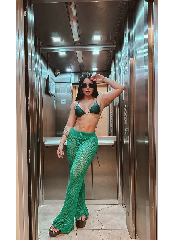 Não é raro ver Rayane Figliuzzi usando calças com a parte de cima do biquíni em fotos