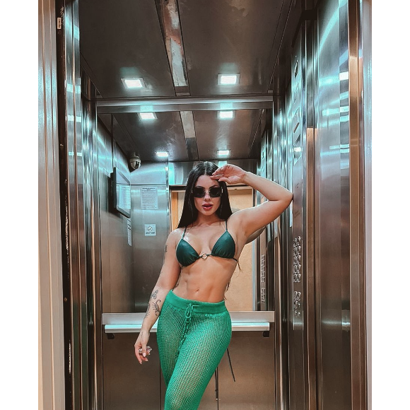 Não é raro ver Rayane Figliuzzi usando calças com a parte de cima do biquíni em fotos