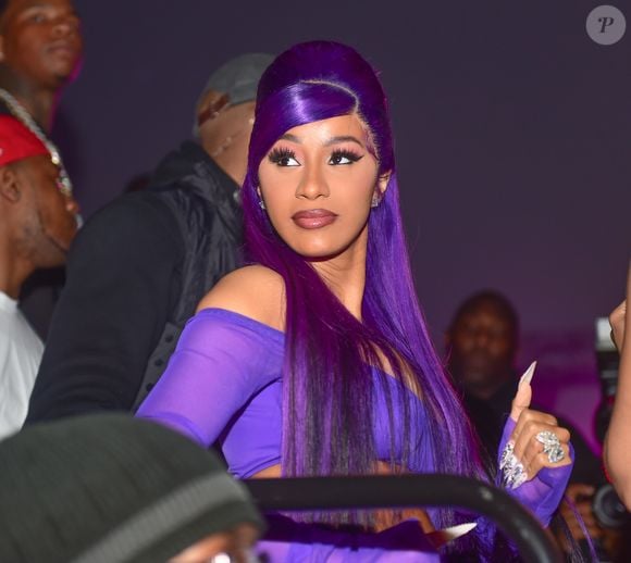 A rapper Cardi B voltou a causar burburinho nas redes sociais após viralizar com um vídeo em que confessa não lembrar a última vez que lavou o cabelo por conta do uso constante de lace