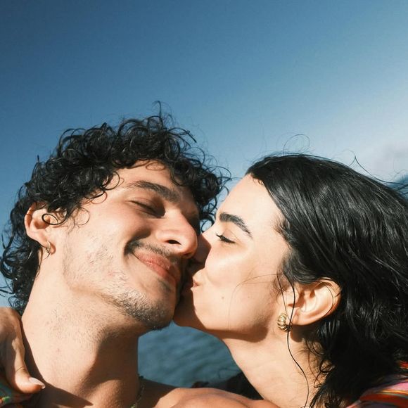 O relacionamento começou após uma ligação de sete horas e foi mantido longe dos holofotes até o primeiro clique público na São Paulo Fashion Week