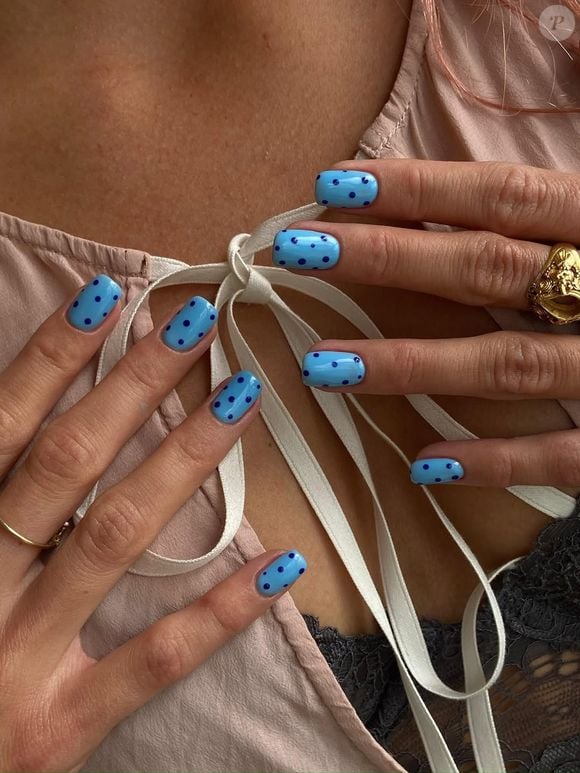 A revista "Mejor con Salud" aponta os formatos quadrados largos e planos estão ligados à pessoas com perfis lúcidos e analíticos, com bom senso, pensamento crítico e afinidade por atividades criativas ou trabalhos manuais