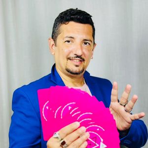 O Purepeople convidou João Campos, sensitivo, vidente e conselheiro espiritual, para analisar o que as cartas mostram sobre o futuro profissional de William Bonner