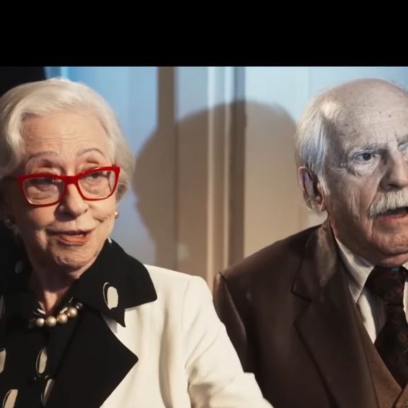 Personagens celebram plano de assalto em cena íntima com abordagem leve e bem-humorada