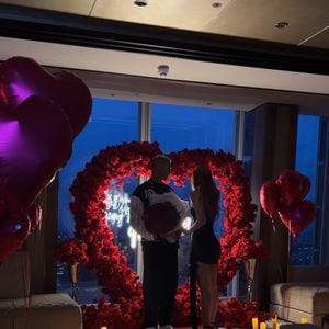 Richarlison pediu Amanda Araújo em casamento no Shangri-La The Shard, em Londres. O casal compartilhou registros da ocasião nas redes sociais após a influenciadora dizer 'Eu disse sim'