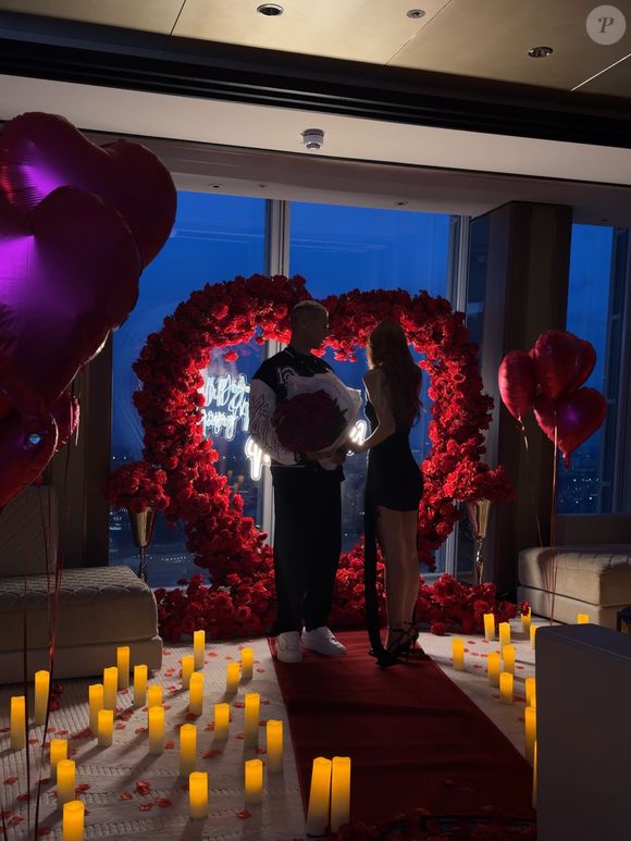 Richarlison pediu Amanda Araújo em casamento no Shangri-La The Shard, em Londres. O casal compartilhou registros da ocasião nas redes sociais após a influenciadora dizer 'Eu disse sim'