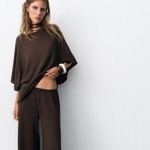 A Zara tem uma calça com toque boho-chic que custa R$ 179 e promete render combinações versáteis na Primavera 2026. O modelo tem cintura alta, cós com elástico, pernas largas e aberturas laterais, características que permitem criar produções para diferentes ocasiões