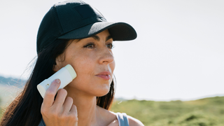 O protetor solar em bastão que hitou em 2024 e mereceu o sucesso que teve