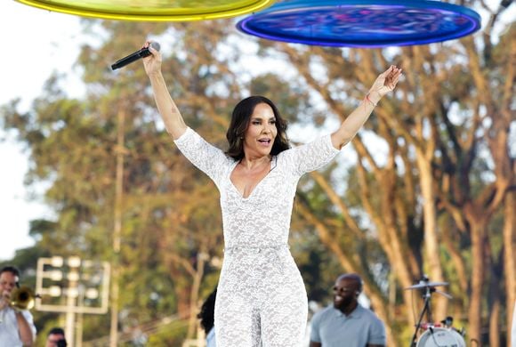 Ivete Sangalo apostou em renda, transparência e brilho para comandar o ‘Ivete Clareou’ em São Paulo.