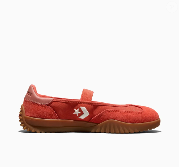 Os novos tênis Converse Run Star Trainer Ballet Flat na cor 'Laranja Mecânica' têm um visual que lembra sapatilhas de dança, mas trazem detalhes esportivos e um solado de borracha que chamam a atenção