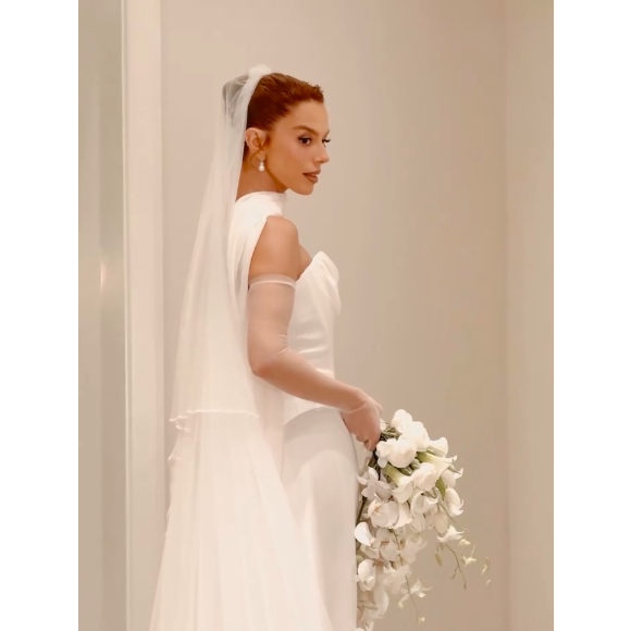 Vestido de Giovanna Lancellotti é da grife inglesa Vivianne Westwood e teve decote drapeado