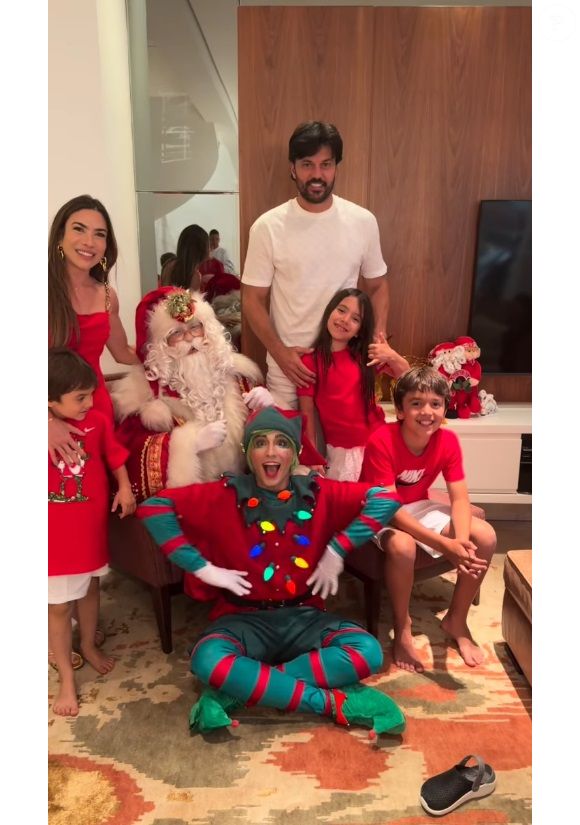 Patricia Abravanel em foto com o marido, Fábio Faria, e os filhos, Senor (ao lado dela), Jane (junto do pai) e Pedro