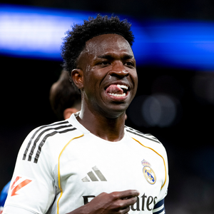 Vini Jr. vai seguir no Real Madrid até 2032! Com a renovação do contrato, o atacante brasileiro passa a receber um salário estimado em 24 milhões de euros por temporada, ultrapassando os R$ 100 milhões por ano. Veja os detalhes!