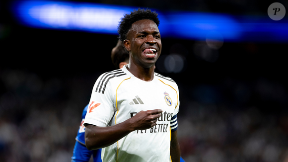 Vini Jr. vai seguir no Real Madrid até 2032! Com a renovação do contrato, o atacante brasileiro passa a receber um salário estimado em 24 milhões de euros por temporada, ultrapassando os R$ 100 milhões por ano. Veja os detalhes!