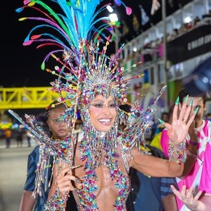 Sabrina Sato desfilou com fantasia de 10 mil cristais