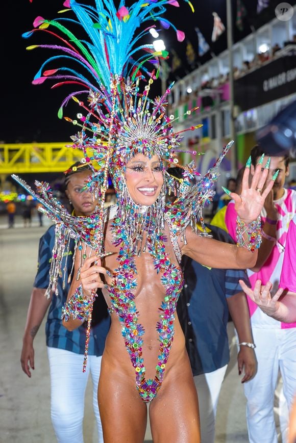 Sabrina Sato desfilou com fantasia de 10 mil cristais