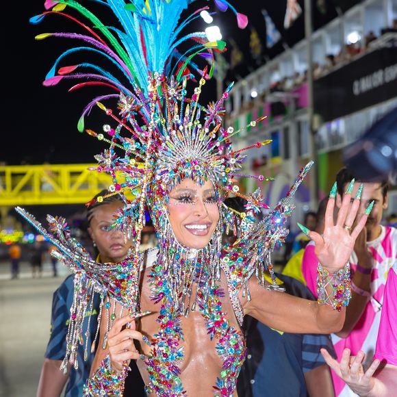 Sabrina Sato desfilou com fantasia de 10 mil cristais