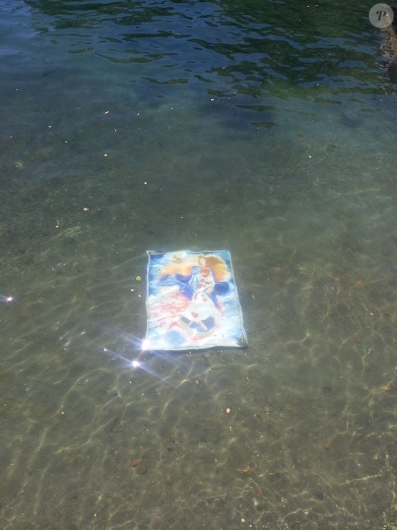 Christina Oiticica mergulhou a 'Mamã Muxima' nas águas do Lago Maggiore, onde permanecerá por 3 meses sendo modificado pela natureza