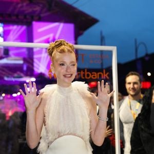 Marina Ruy Barbosa eterniza as mãos na Calçada da Fama do Festival de Gramado antes da exibição de ‘Antártida’