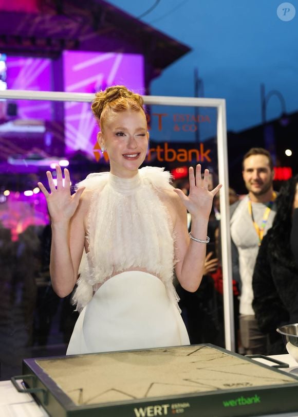 Marina Ruy Barbosa eterniza as mãos na Calçada da Fama do Festival de Gramado antes da exibição de ‘Antártida’