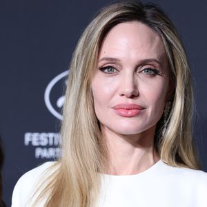 Angelina Jolie: Paralisia de Bell é diretamente associada à inflamação ou inchaço do nervo facial, que impede que o nervo transmita sinais para os músculos, deixando-os fracos
