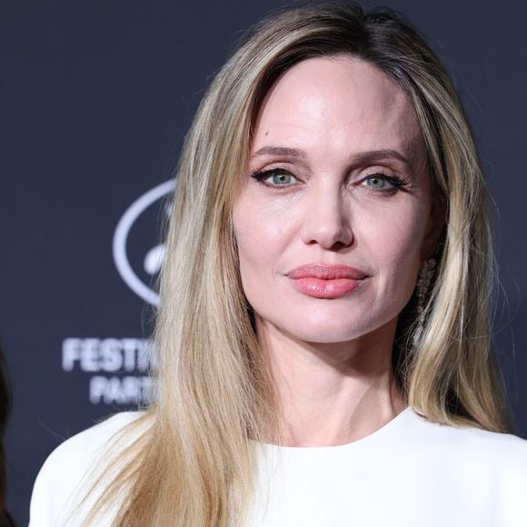 Angelina Jolie: Paralisia de Bell é diretamente associada à inflamação ou inchaço do nervo facial, que impede que o nervo transmita sinais para os músculos, deixando-os fracos