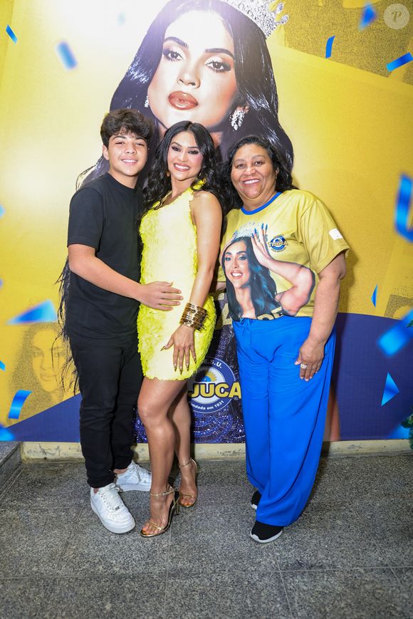 Mileide Mihaile teve a companhia do filho e da mãe em coroação como nova rainha de bateria da Unidos da Tijuca para o carnaval 2026