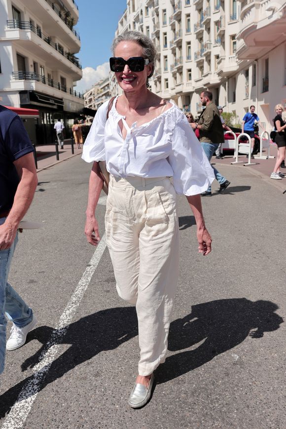 Andie MacDowell combina mocassim off-white com look fresquinho, ideal para a primavera
