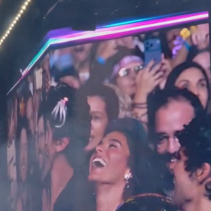 Bruna Marquezine caiu na risada com o pedido e a plateia foi ao delírio com as famosas aparecendo no telão