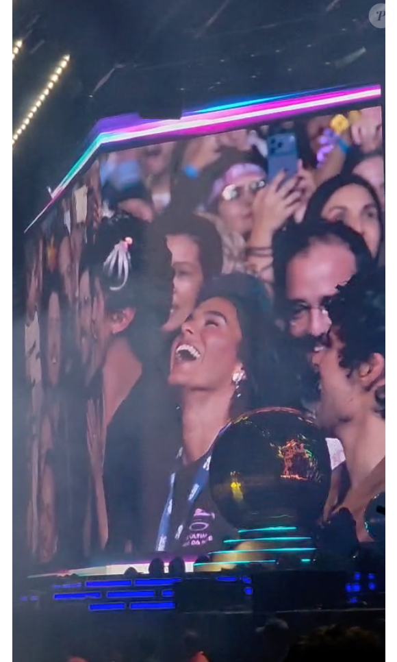 Bruna Marquezine caiu na risada com o pedido e a plateia foi ao delírio com as famosas aparecendo no telão