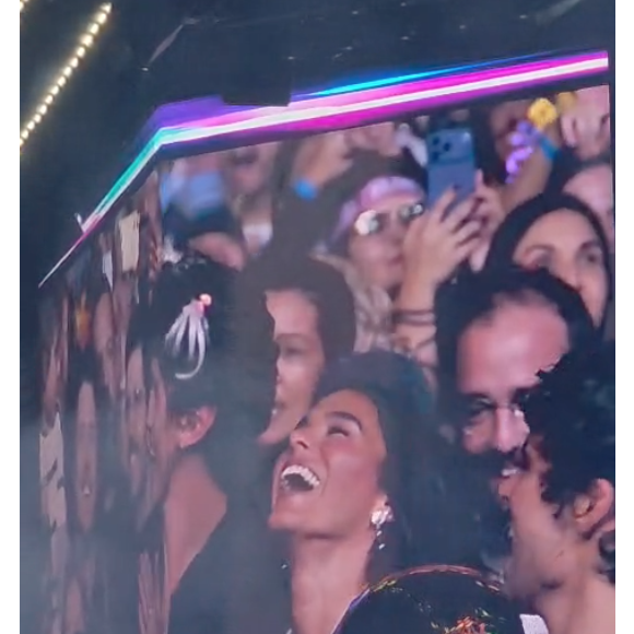 Bruna Marquezine caiu na risada com o pedido e a plateia foi ao delírio com as famosas aparecendo no telão